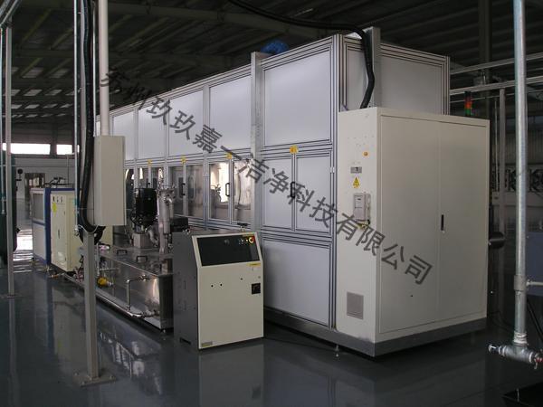 Closed-loop conveyor cleaning machine