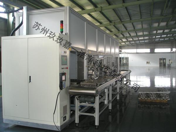 Closed-loop conveyor cleaning machine