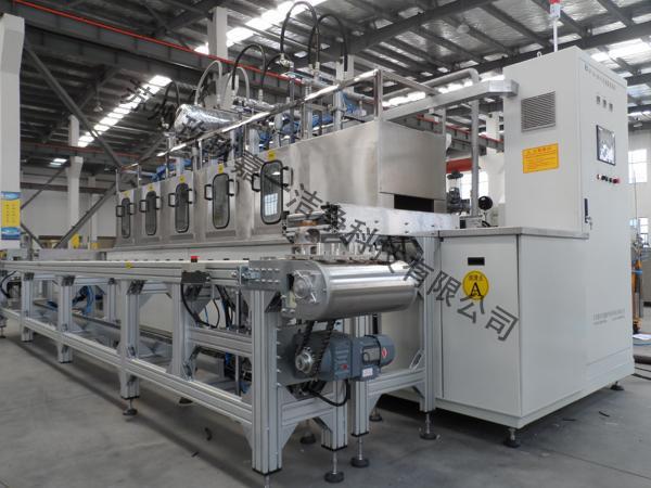 Closed-loop conveyor cleaning machine