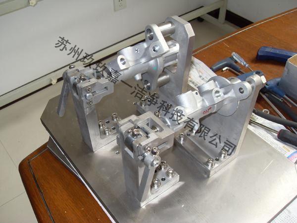 Closed-loop conveyor cleaning machine