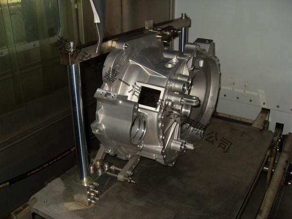 Closed-loop conveyor cleaning machine