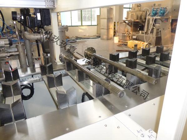 Crawler conveyor cleaning machine